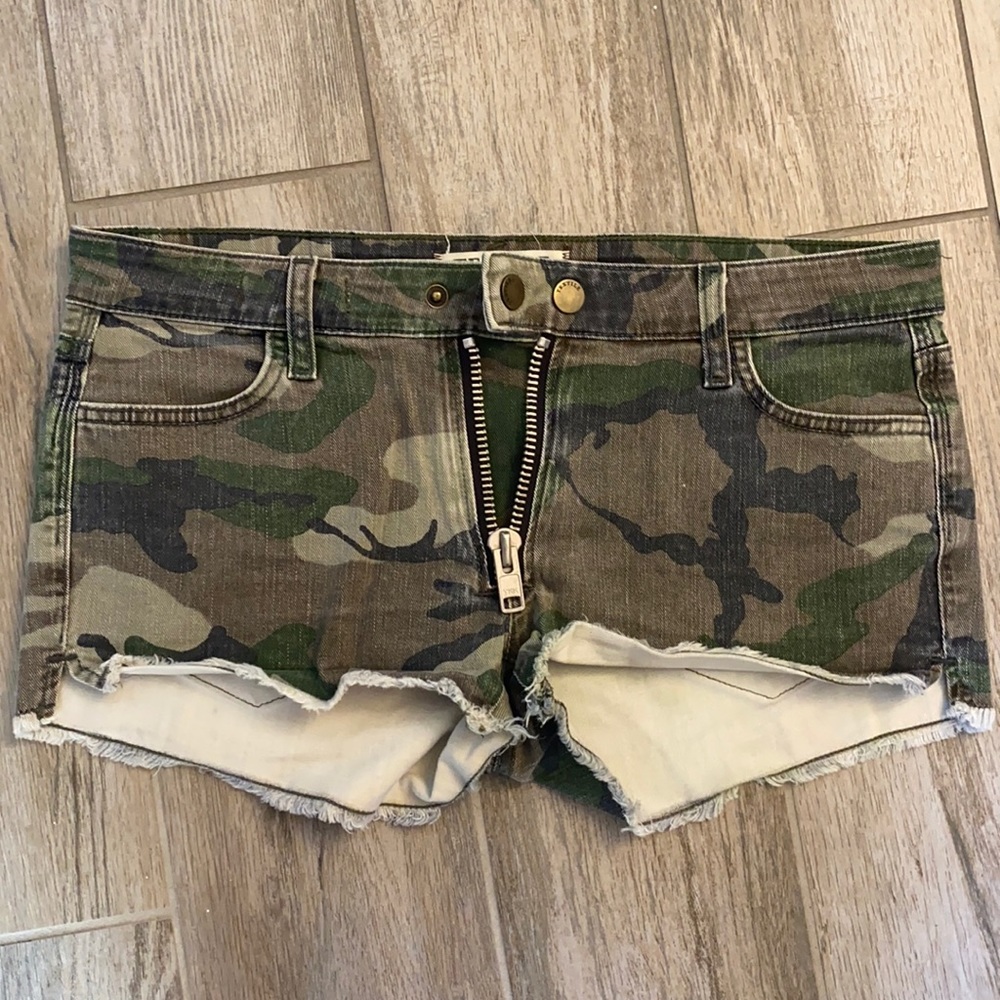 Textile Elizabeth and James Camo Shorts
